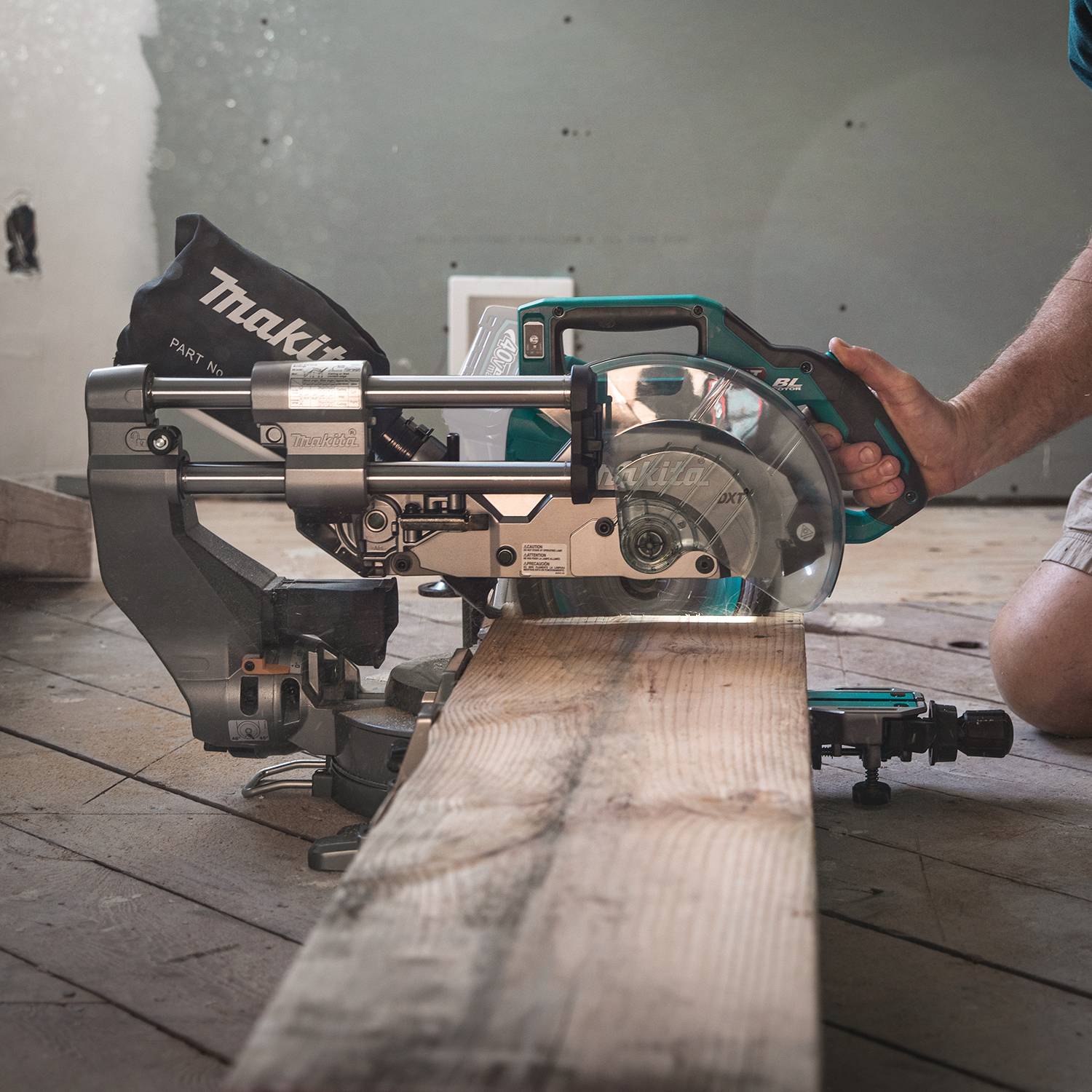 Makita GSL02Z 40V max XGT Compound Miter Saw