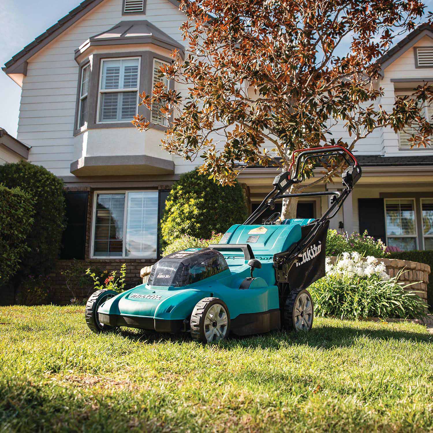 Makita XML11CT1 36V (18V X2) LXT® 21" Self-Propelled Lawn Mower Kit