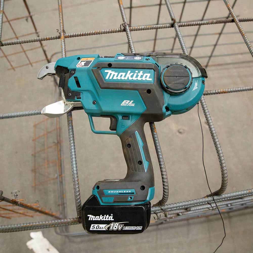 Makita XRT02TK 18V LXT Lithium-Ion Brushless Cordless Deep Capacity Rebar Tying Tool Kit (5.0Ah)
