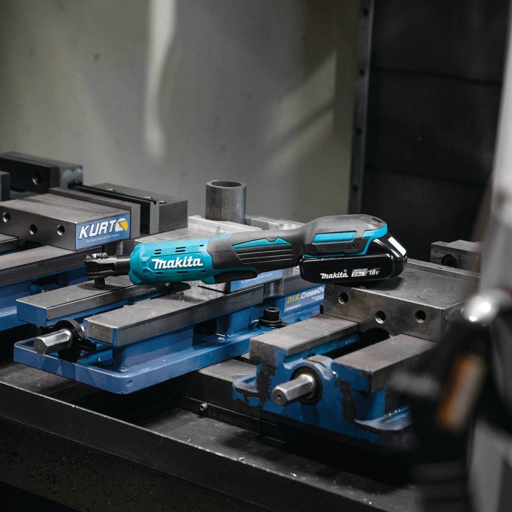 Makita XRW01SR1 18V LXT Lithium-Ion Cordless 3/8" / 1/4" Sq. Drive Ratchet Kit, interchangeable anvils, var. spd., L.E.D. Light, bag, with one battery (2.0Ah)