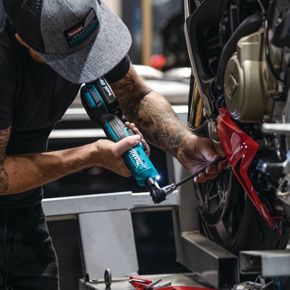 Makita XRW01SR1 18V LXT Lithium-Ion Cordless 3/8" / 1/4" Sq. Drive Ratchet Kit, interchangeable anvils, var. spd., L.E.D. Light, bag, with one battery (2.0Ah)