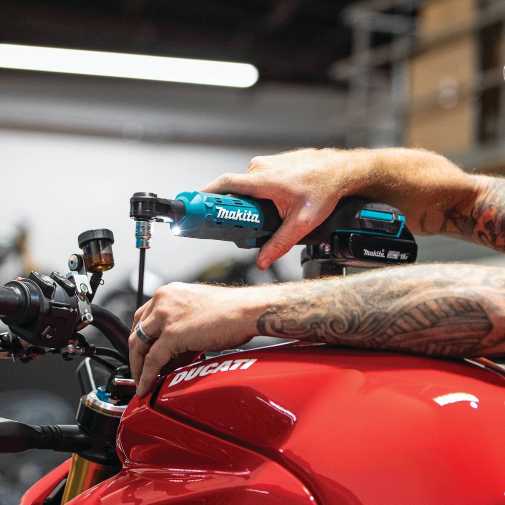 Makita XRW01SR1 18V LXT Lithium-Ion Cordless 3/8" / 1/4" Sq. Drive Ratchet Kit, interchangeable anvils, var. spd., L.E.D. Light, bag, with one battery (2.0Ah)